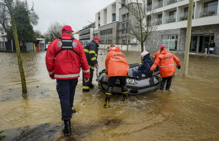 Autoridades de socorro a responder a cheias